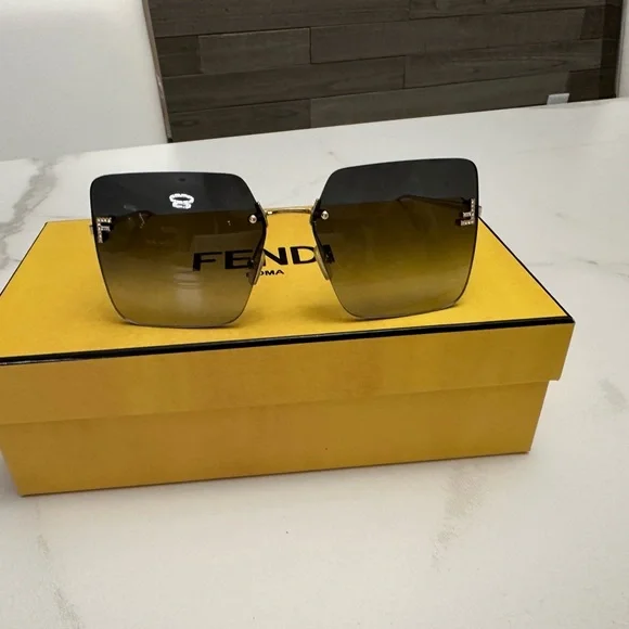 Fendi Oversized Rimless Square Sunglasses - Picture 9 of 12